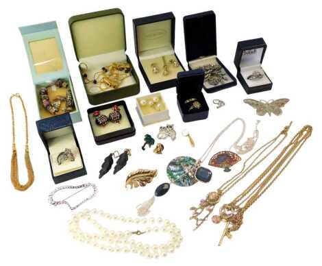 Assorted costume jewellery, charm bracelet, silver and other dress rings, faux pearl necklaces, etc. (1 tray)