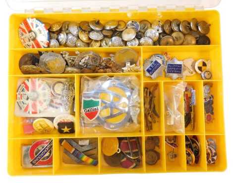 Assorted ephemera and trinkets, comprising AA car badge, Underground badge, Union Public Members badge, military buttons, pin badges, etc.