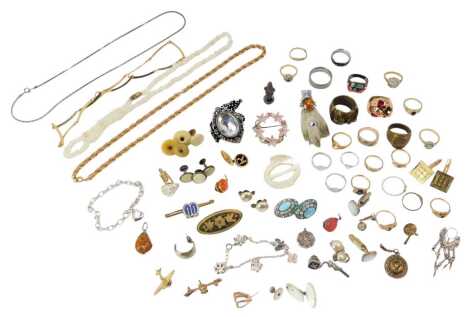 Assorted costume jewellery, comprising dress rings, claw brooch, necklaces, cufflinks, pin badges, etc.