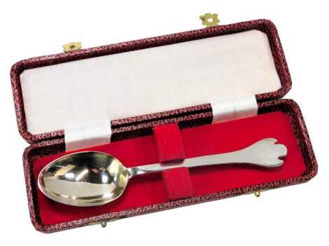 An Elizabeth II silver spoon, the trefoil top, on a plain bowl, maker FH, Sheffield 1977, 0.86oz, boxed.