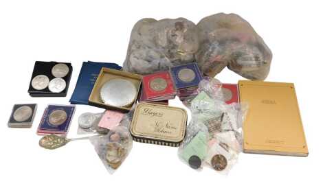 Assorted coinage, comprising pennies, three pence pieces, collector's crowns, pin badges, modern day one pennies and two pennies, Stratton compact, etc. (1 tray)