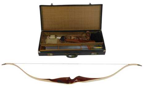 A bow and arrow set, comprising bow, Silver Streak II arrows, holder, etc., the accompanying items contained in a case.