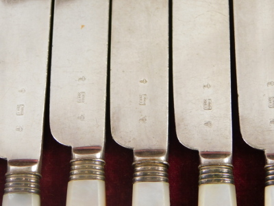 A set of twelve Victorian dessert knives and forks, with mother of pearl handles, in fitted mahogany case, with pink velvet linings, and label for Joseph Rogers & Sons of Sheffield, the lid inset with brass cartouche, 16cm x 22cm x 5cm. - 2