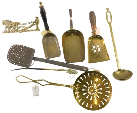 An old brass skimmer and other brass, including a brass ladle, three small dustpans, etc.