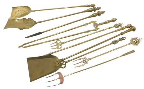 Brass fire implements and toasting forks. (10)