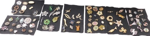 A collection of costume jewellery and brooches, to include paste stone set, animals, crossover design, leaf sprays, etc. (1 tray)