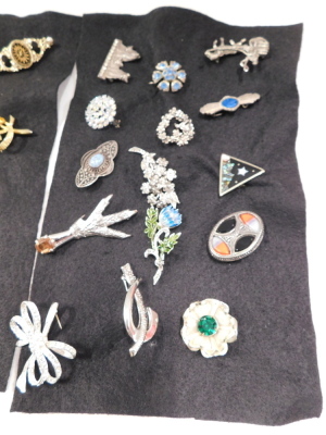 A collection of costume jewellery and brooches, to include paste stone set, animals, crossover design, leaf sprays, etc. (1 tray) - 2