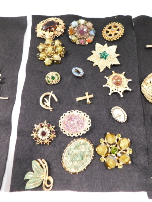 A collection of costume jewellery and brooches, to include paste stone set, animals, crossover design, leaf sprays, etc. (1 tray) - 4