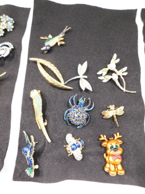 A collection of costume jewellery and brooches, to include paste stone set, animals, crossover design, leaf sprays, etc. (1 tray) - 5