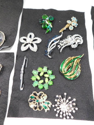 A collection of costume jewellery and brooches, to include paste stone set, animals, crossover design, leaf sprays, etc. (1 tray) - 6