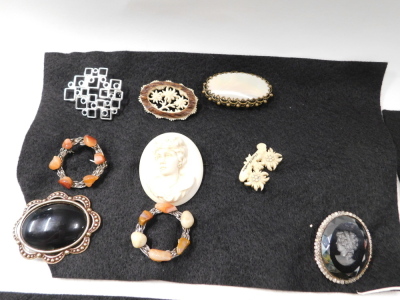 A collection of costume jewellery and brooches, to include paste stone set, animals, crossover design, leaf sprays, etc. (1 tray) - 7