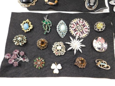 A collection of costume jewellery and brooches, to include paste stone set, animals, crossover design, leaf sprays, etc. (1 tray) - 8