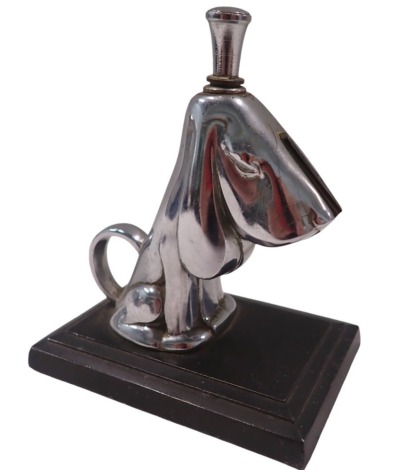 A novelty Ronson table lighter, formed as a dog, on stepped ebonised base, stamped Art Metal Works AMW 1935, 12cm high, 10cm wide, 6cm deep.