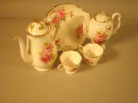 A quantity of Royal Albert American Beauty pattern china