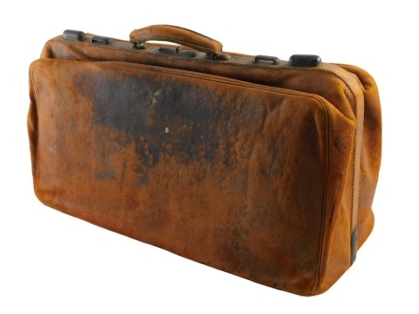 A 20thC leather Gladstone type doctor's bag. (AF)