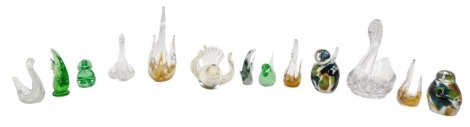 Art Glass, comprising a pair of mottled glass bird paperweights, swan arch pin dishes, etc. (1 tray)