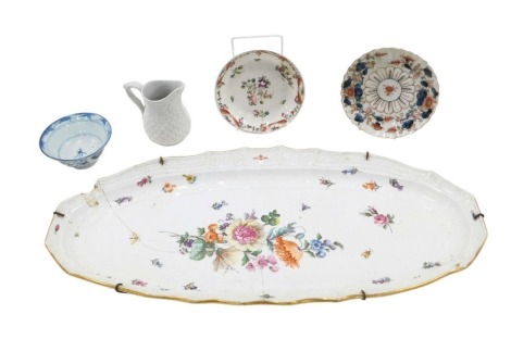 18thC and later ceramics, comprising an early 18thC Chinese pin dish, with scalloped border in Imari pattern, 14cm diameter, a 19thC New Hall floral pin dish, 14cm diameter, a 20thC blue and white Chinese finger bowl, 11cm diameter, an unmarked white glaz