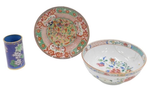 19thC and later Chinese wares, comprising a centre bowl, on a white ground with red and turquoise border, with floral decoration, 23cm diameter, a green and red patterned floral cabinet plate, 23cm diameter, with character stamp to underside, and a modern