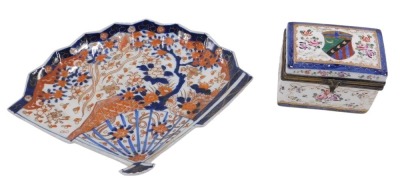 A 20thC Imari fan shaped dish, 26cm diameter, 24cm high, and an Oriental trinket box of rectangular form, 19cm high, 12cm wide, 7cm deep. (2, AF)