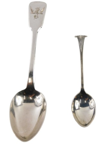 Two silver spoons, comprising a silver Art Deco style teaspoon with scroll terminal and a William IV dessert spoon, bearing griffin crest and the letter B, maker WT, London 1830, 1.47oz. (2)