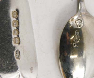 Two silver spoons, comprising a silver Art Deco style teaspoon with scroll terminal and a William IV dessert spoon, bearing griffin crest and the letter B, maker WT, London 1830, 1.47oz. (2) - 3