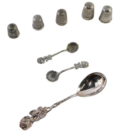 Silver and other wares, comprising three silver thimbles, two Continental white metal mustard spoons, shell pattern with rose top, stamped 835, and associated teaspoon, 1.15oz, and two silver plated thimbles.