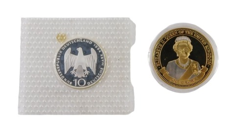 Two collectors coins, comprising a silver gilt Elizabeth II Queen of The United Kingdom one crown, a silver plated Widerstand 1944 silver proof Normandy Landings coin, and another box. (3)