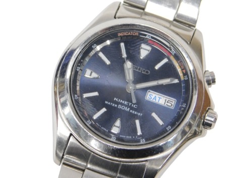 A Seiko gentleman's stainless steel kinetic wristwatch, with daydate, midnight blue dial with batton markers, with stainless steel bracelet strap.