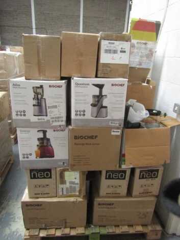 A mixed trade pallet of blenders and juicers, etc., including demos.