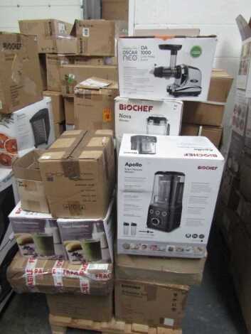 A mixed trade pallet of dehydrators and juicers, including demos.