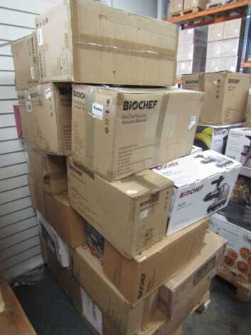 A mixed trade pallet of blenders, juicers, etc., including demos.