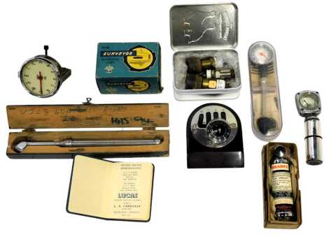 Car related parts, to include a Bradex Jet extinguisher, a Surveyor reversing lamp, a Schrader service tyre gauge, novelty gearstick mantel clock, etc. (1 tray)