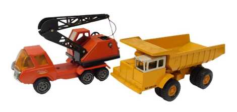 A Tonka pressed steel mobile crane lorry, and an Ertl left-hand hydraulic dump truck Pay hauler. (2)