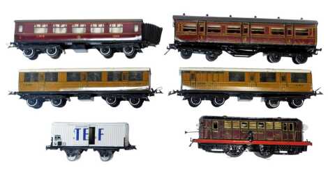 Six O gauge tinplate carriages, comprising two LNER carriages, LMS carriage, painted red Pullman coach, a Freightliner storage carriage, and a Metropolitan Hornby loco. (6)