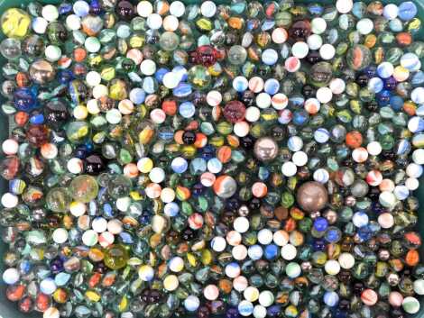 Various marbles, in differing sizes and colour ways. (1 box)