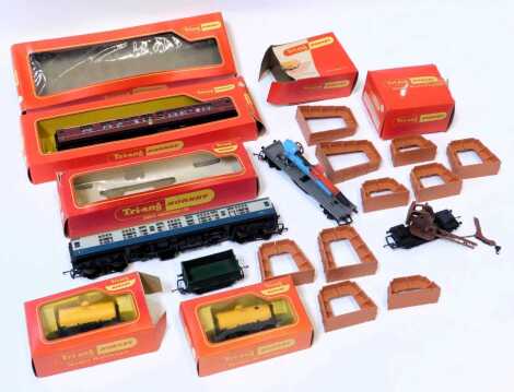 Tri-ang and Hornby rolling stock and accessories, including R42 BR composite coach maroon with seats, Shell Lubricating Oil tanker, R457 set of seven inclined piers, etc. (1 box)