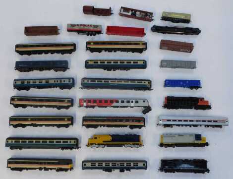 HO and OO gauge locomotives and rolling stock, including Amtrak coaches, Intercity coaches, train chassis, etc. (1 box)