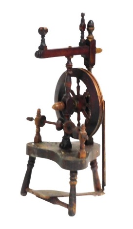 A vintage beech spinning wheel, 78cm high.