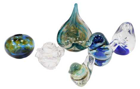 A group of decorative glassware, to include paperweight of cylindrical tapering form, 12cm high, a Mtarfa glass dish of teardrop form, bird paperweights, etc. (6)