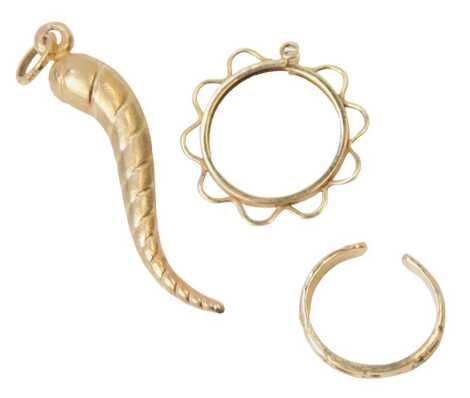 A 9ct gold pendant mount, a horn pendant, and a toe cuff, embossed with repeating feet, 3.1g.