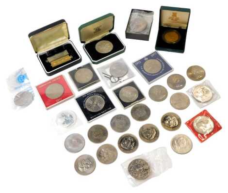 Commemorative crowns, to include Elizabeth II Silver Jubilee, Gibraltar crown, Pobjoy Mint Isle of Man fifty pence, etc. (1 bag)