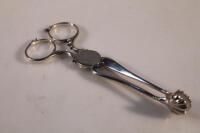A pair of early 19thC silver sugar nips