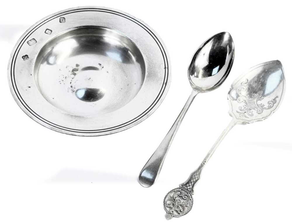 An Elizabeth II silver pin dish, London 1968, a silver