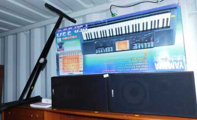 A Yamaha PSR-330 electric keyboard, with stand, together with two Fisher speakers.