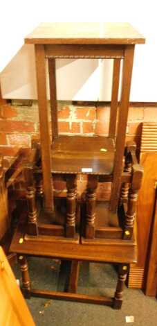 Various oak occasional tables, including a two-tier example. (a quantity)