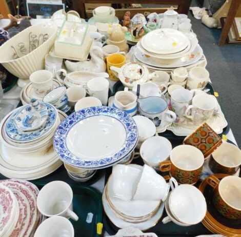 Part tea wares, including green finish part set, beer steins, Winnie The Pooh honey pot, commemorative wares, etc. (5 trays plus)