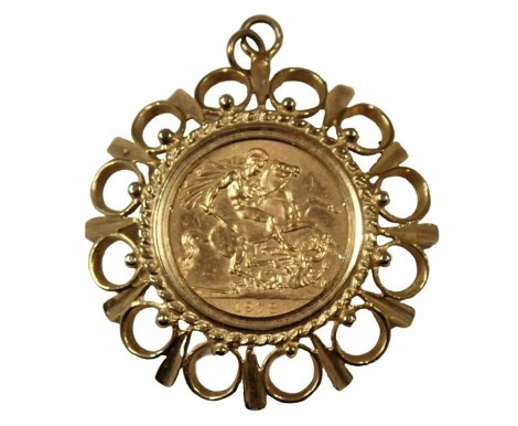 An Elizabeth II full gold sovereign pendant dated 1978, in a 9ct gold brushed pendant frame, 13g.