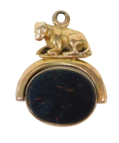 A 19thC swivel agate fob, the top mounted with a seated dog, set with white and green agate, yellow metal unmarked, 12.7g all in.