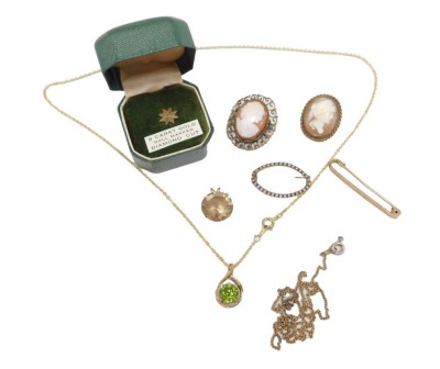 9ct gold and other jewellery, comprising a 9ct gold bark effect bar brooch, 3.5cm wide, a 9ct gold tie pin, and various other unmarked or plated jewellery, comprising two cameo brooches, seed pearl bar brooch, pendant and chain, smoky quartz pendant, etc.