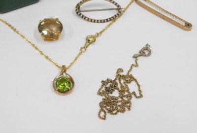 9ct gold and other jewellery, comprising a 9ct gold bark effect bar brooch, 3.5cm wide, a 9ct gold tie pin, and various other unmarked or plated jewellery, comprising two cameo brooches, seed pearl bar brooch, pendant and chain, smoky quartz pendant, etc. - 2